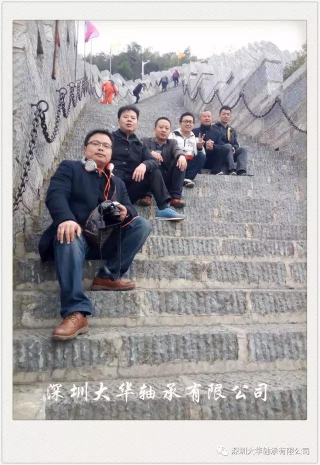 古城墻，坐在最前邊的是號(hào)稱體重130的時(shí)尚達(dá)人—九哥