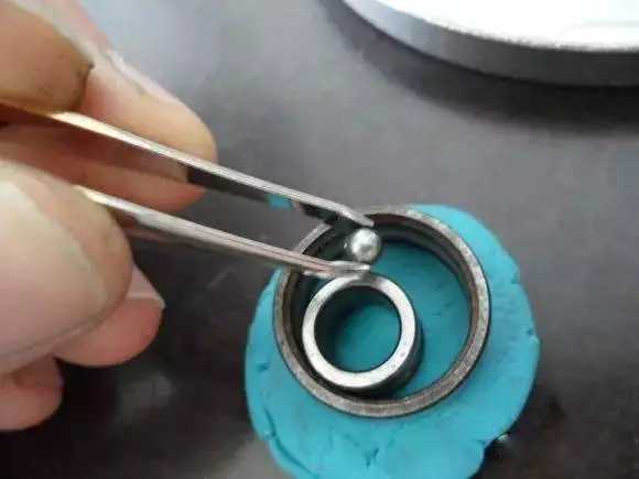 將滾珠放進內(nèi)外圈中間的空隙